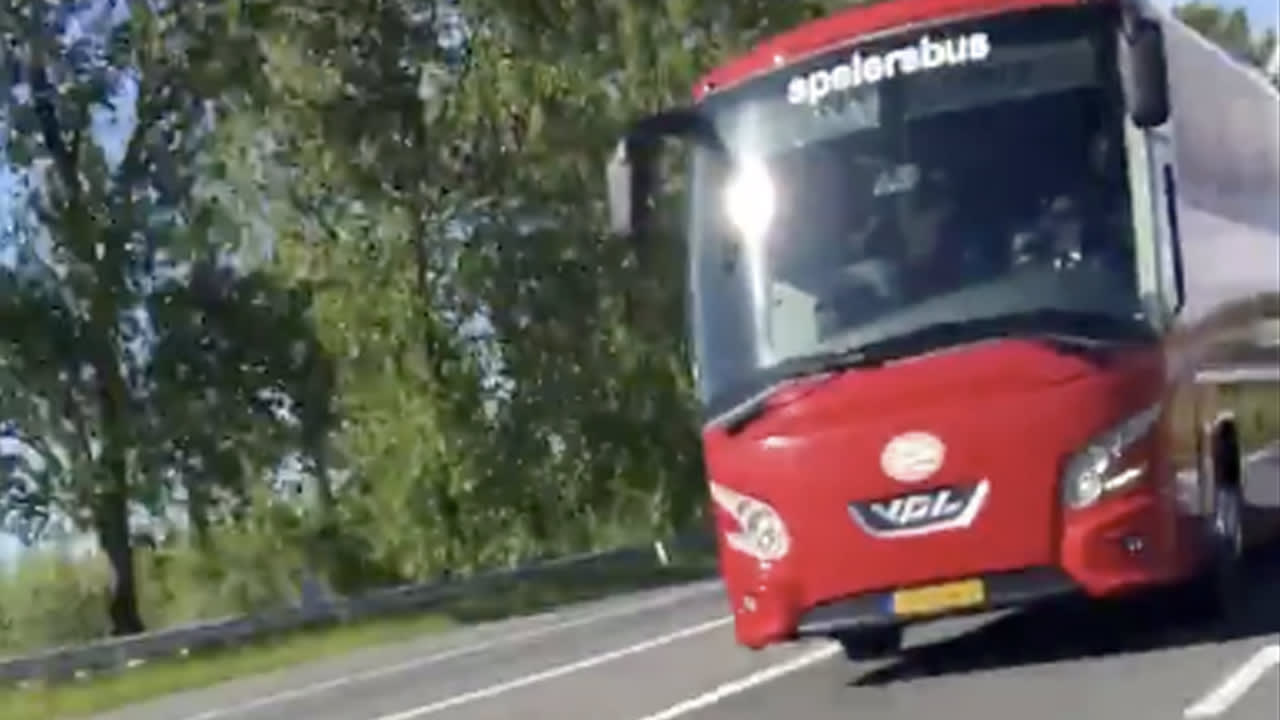 Ajax-supporters komen spelersbus PSV tegen