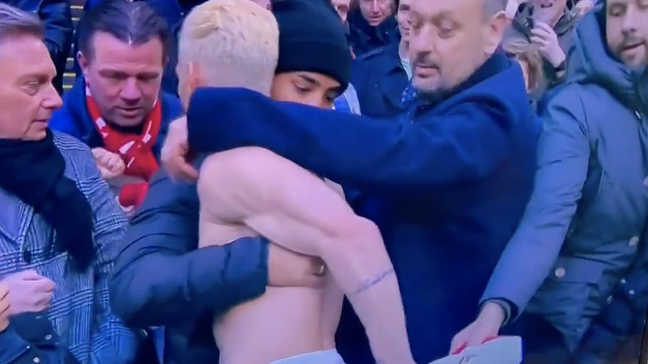VIDEO: Volwassen Ajax-fan pakt wedstrijdshirt van Antony af tijdens ereronde