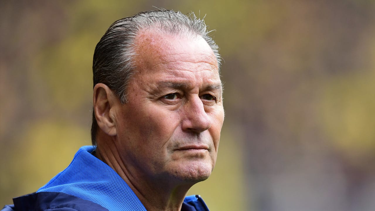 Huub Stevens handhaaft zich met Schalke in Bundesliga