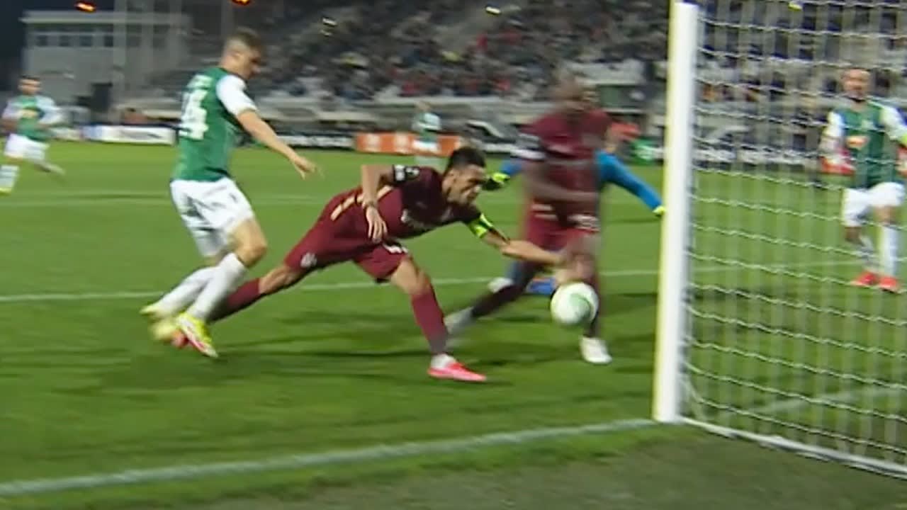 ROOD: Cluj-speler maakt 2x keer hands en slaat bal voor de goal weg