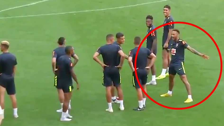 LOL! Neymar imiteert Ronaldo na goal op training 