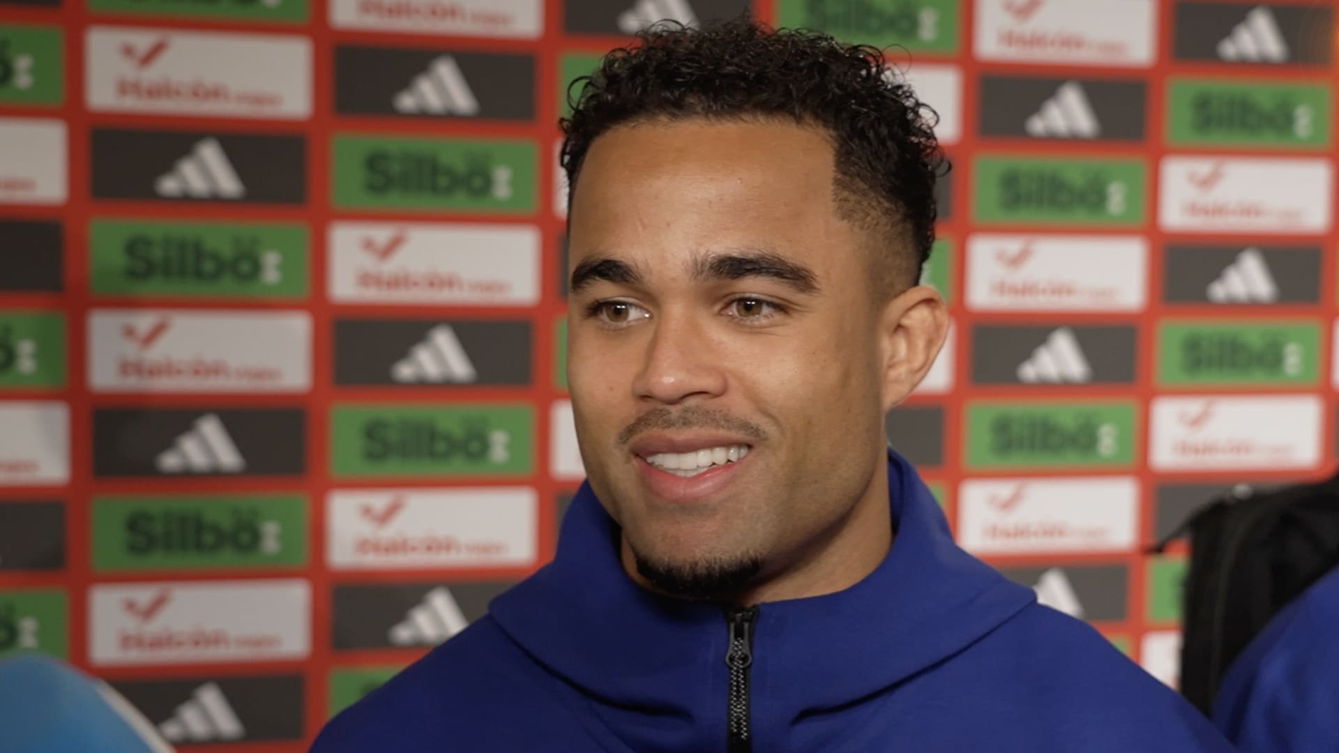 Justin Kluivert verrast door applaus van thuispubliek: 'Héél prachtig!'