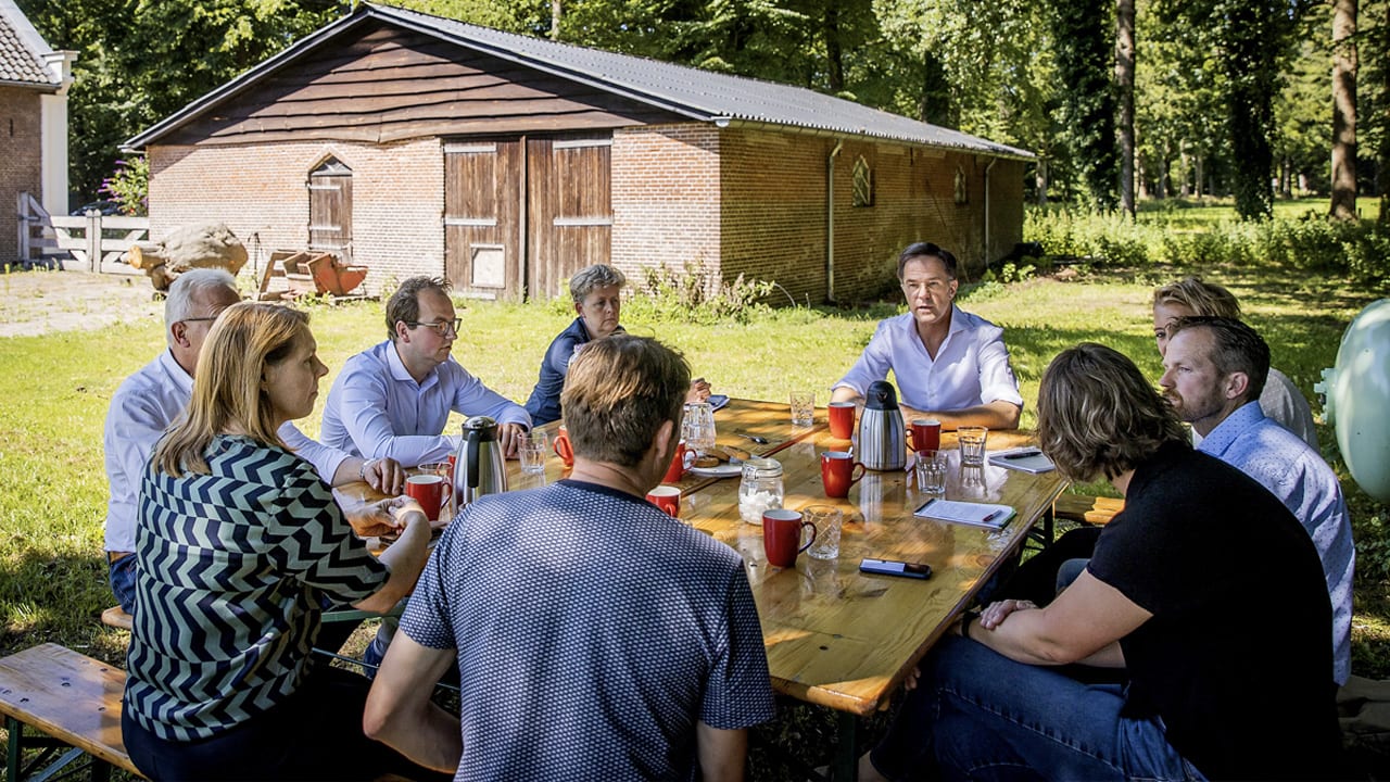 Rutte voert emotioneel gesprek met kritische boeren in Leusden