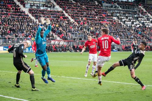 AZ blaast Ajax van het veld