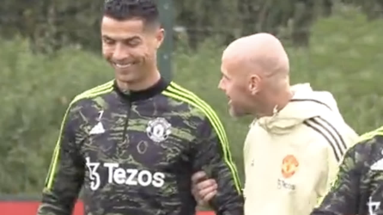 Video: Erik ten Hag dolt met Cristiano Ronaldo tijdens training Manchester United