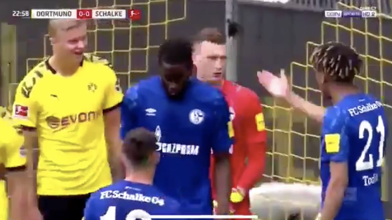 Schalke-speler scheldt Haaland verrot in leeg stadion: 'Neuk je oma!'