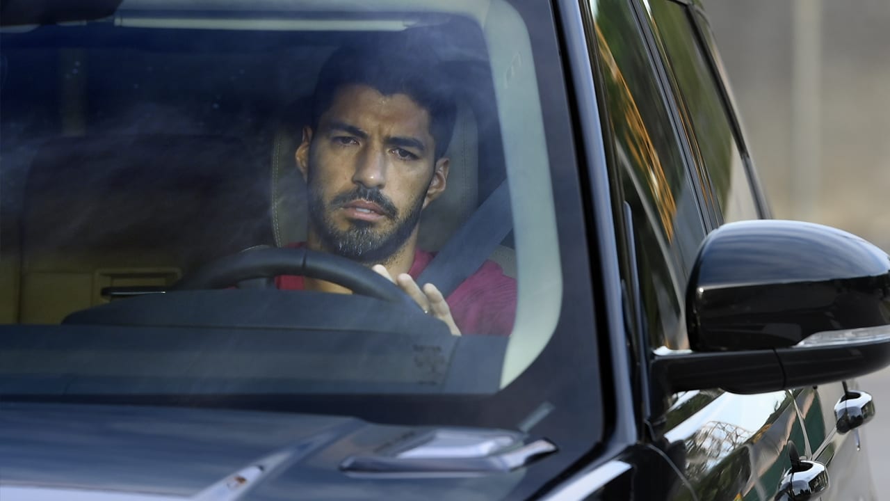 Suárez verlaat trainingscomplex Barça in tranen
