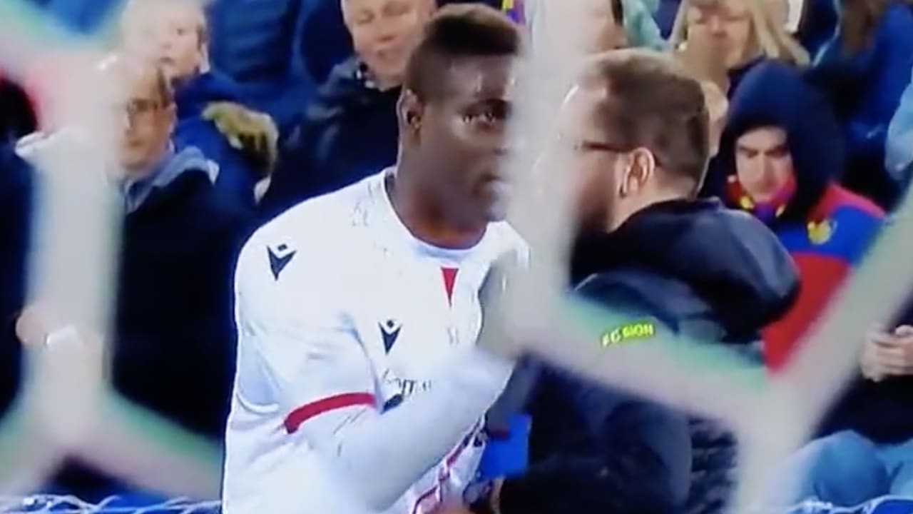 Video: Balotelli maakt opvallend handgebaar richting toeschouwers