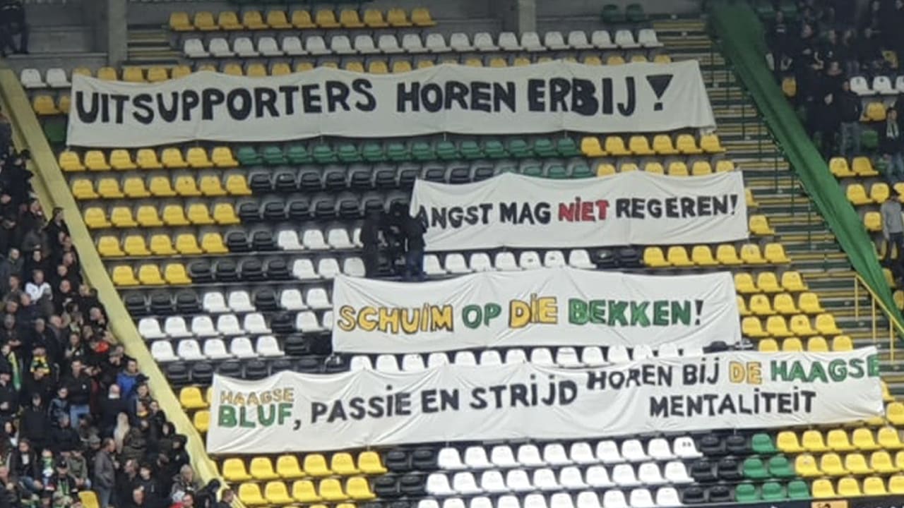 ADO-supporters steunen afwezige Ajax-fans met spandoeken