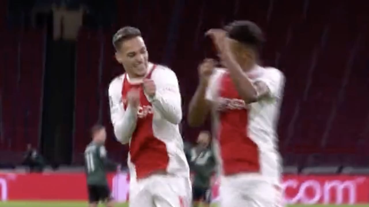 VIDEOGOAL: Antony schiet Ajax weer op voorsprong na grote fout Sporting
