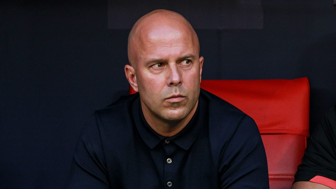 Feyenoord-trainer Slot wijzigt opstelling op twee posities tegen PSV