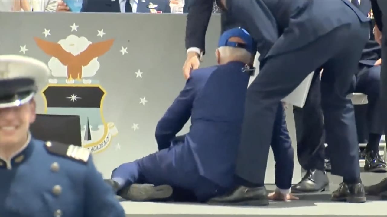 Video: Biden maakt flinke smak op podium tijdens diploma-uitreiking