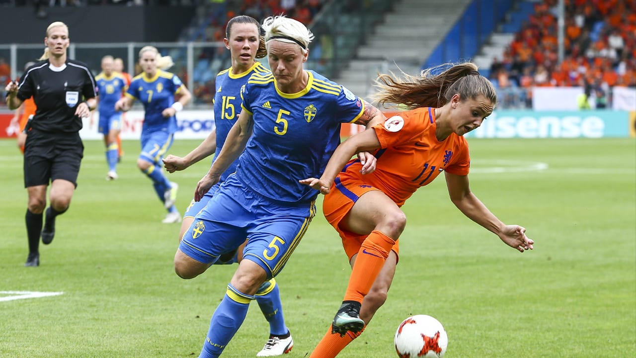 Zweedse voetbalster: moesten geslachtsdeel laten zien bij WK 2011