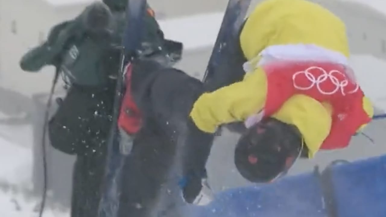 BAM! Harde botsing tussen skiër en cameraman op Winterspelen