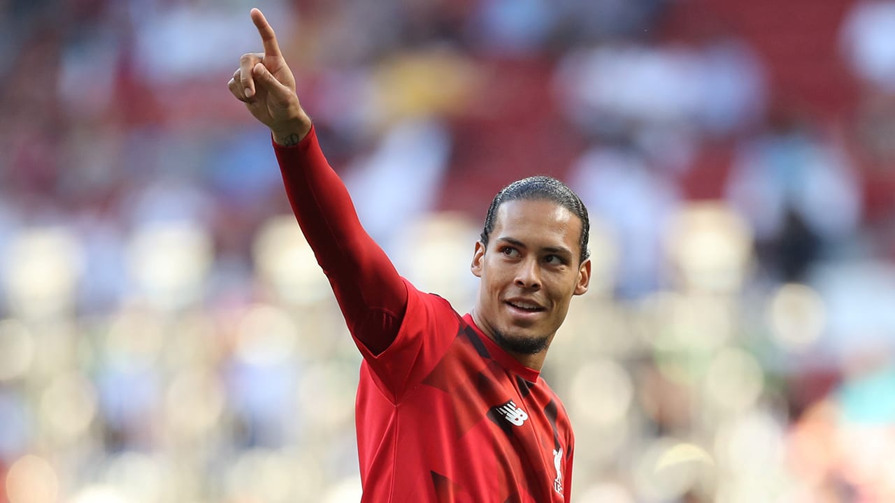 Hoofdblessure Van Dijk: 'Lijkt net alsof hij daar een piercing heeft zitten'