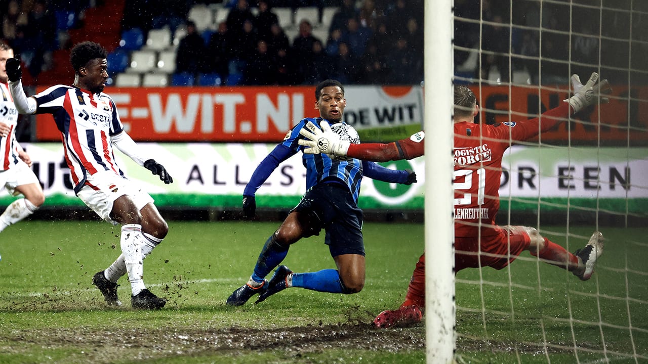 Ajax boekt zwaarbevochten zege op Willem II dankzij Timber