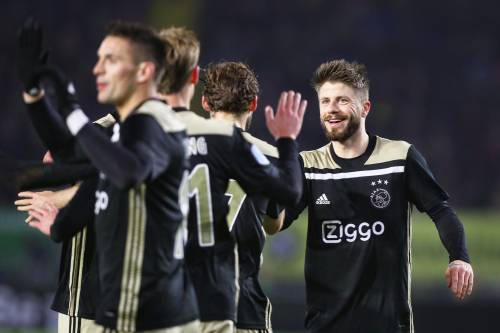 Ajax viert zevende zege op rij in eredivisie