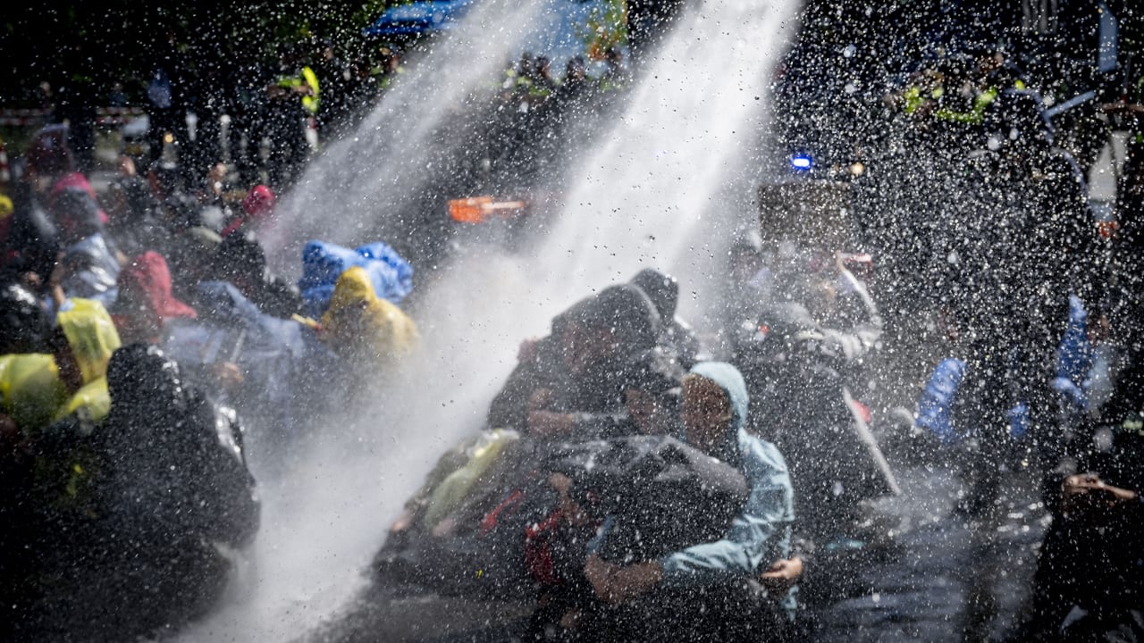 Inzet waterkanon bij acties Extinction Rebellion mocht, agenten niet vervolgd