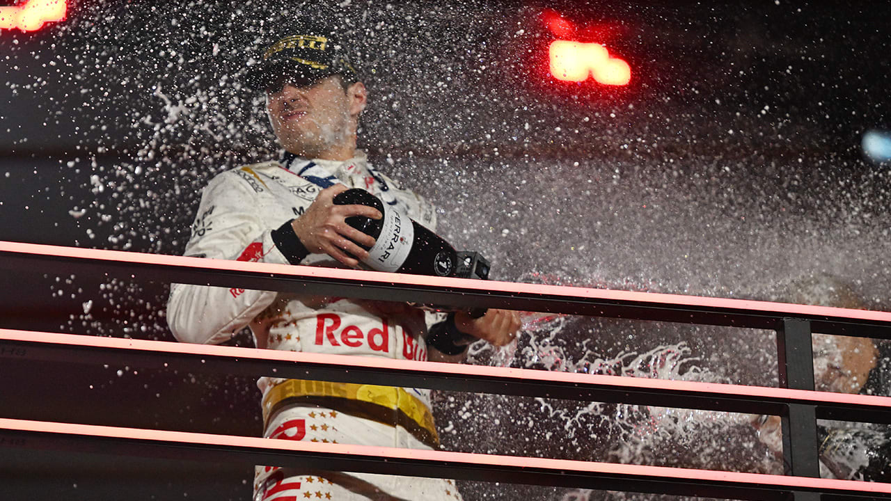 Beelden: Verstappen zingt 'Viva Las Vegas' na zwaarbevochten zege 