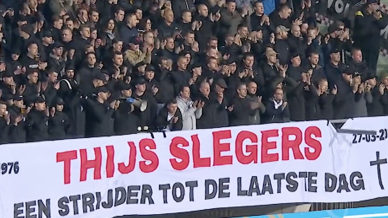 Video: Prachtig eerbetoon aan Thijs Slegers bij NEC-PSV