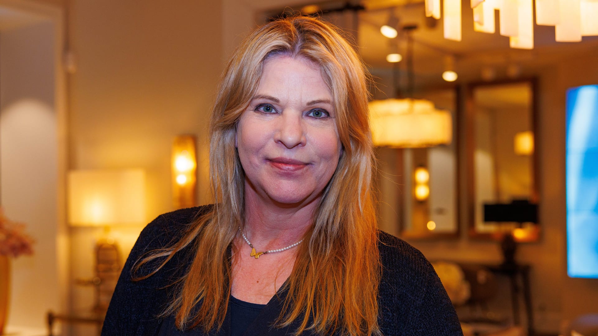 Kijkcijferexpert Tina Nijkamp vrijdag aan de bar bij Vandaag Inside