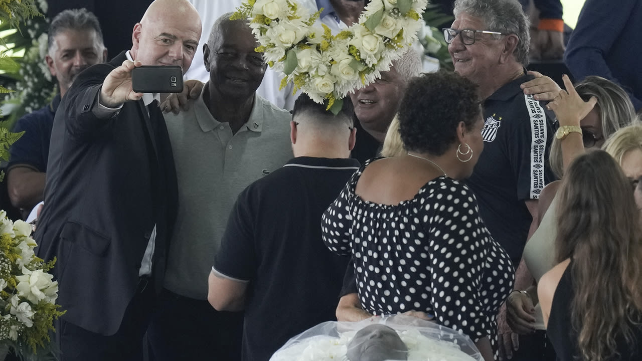 Infantino reageert op felle kritiek na nemen van selfie bij kist van Pelé