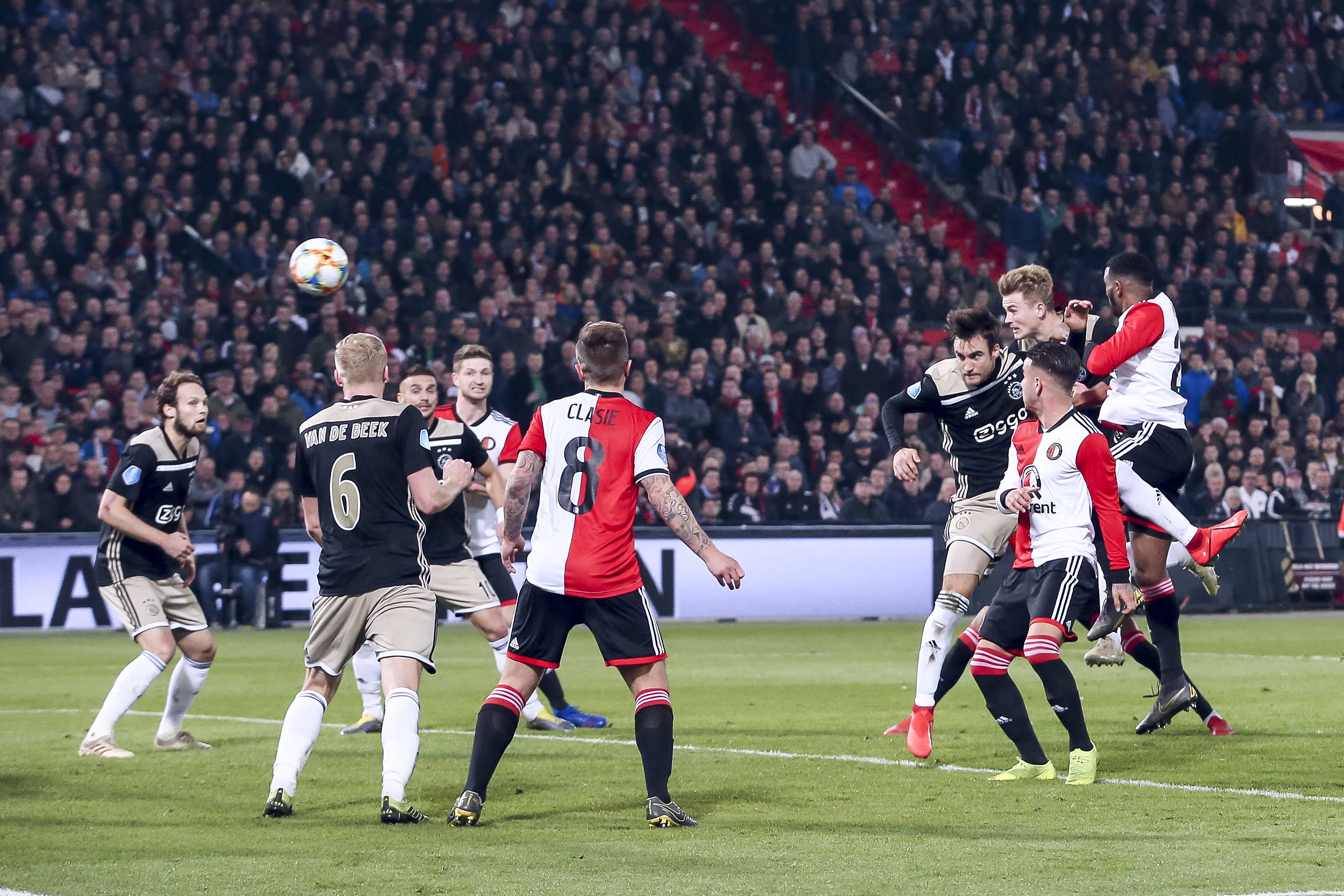 Ajax op voorsprong na dubieuze hoekschop 