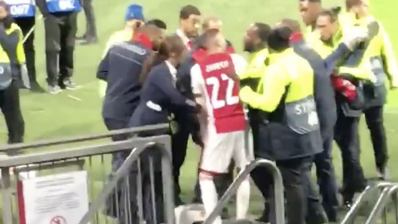 Ziyech springt tussen stewards om Ajax-supporter te beschermen