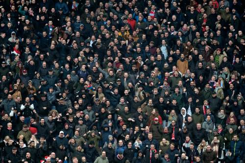 Enquête onder supporters: stoppen of doorgaan met competitie?