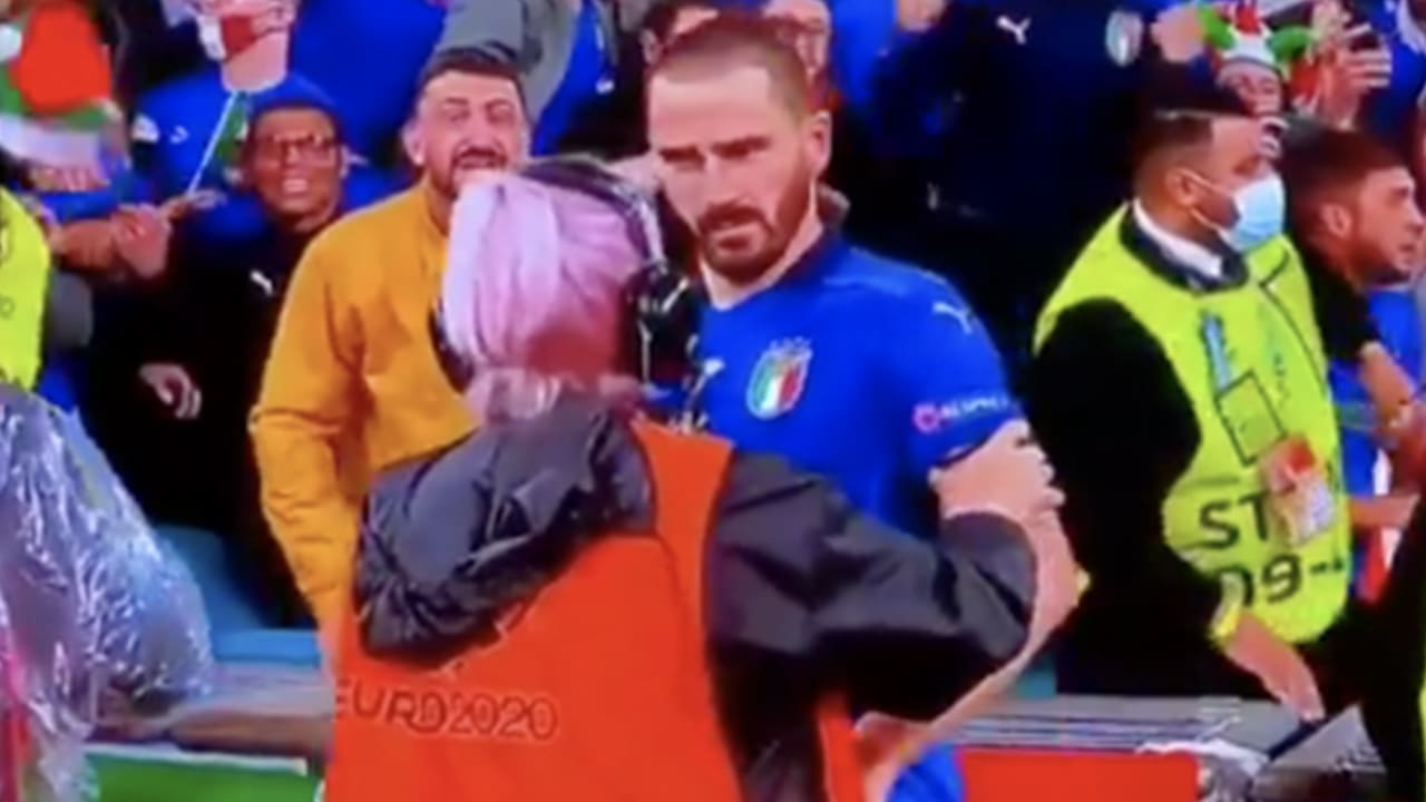 THROWBACK: Bonucci wordt aangezien voor supporter door steward