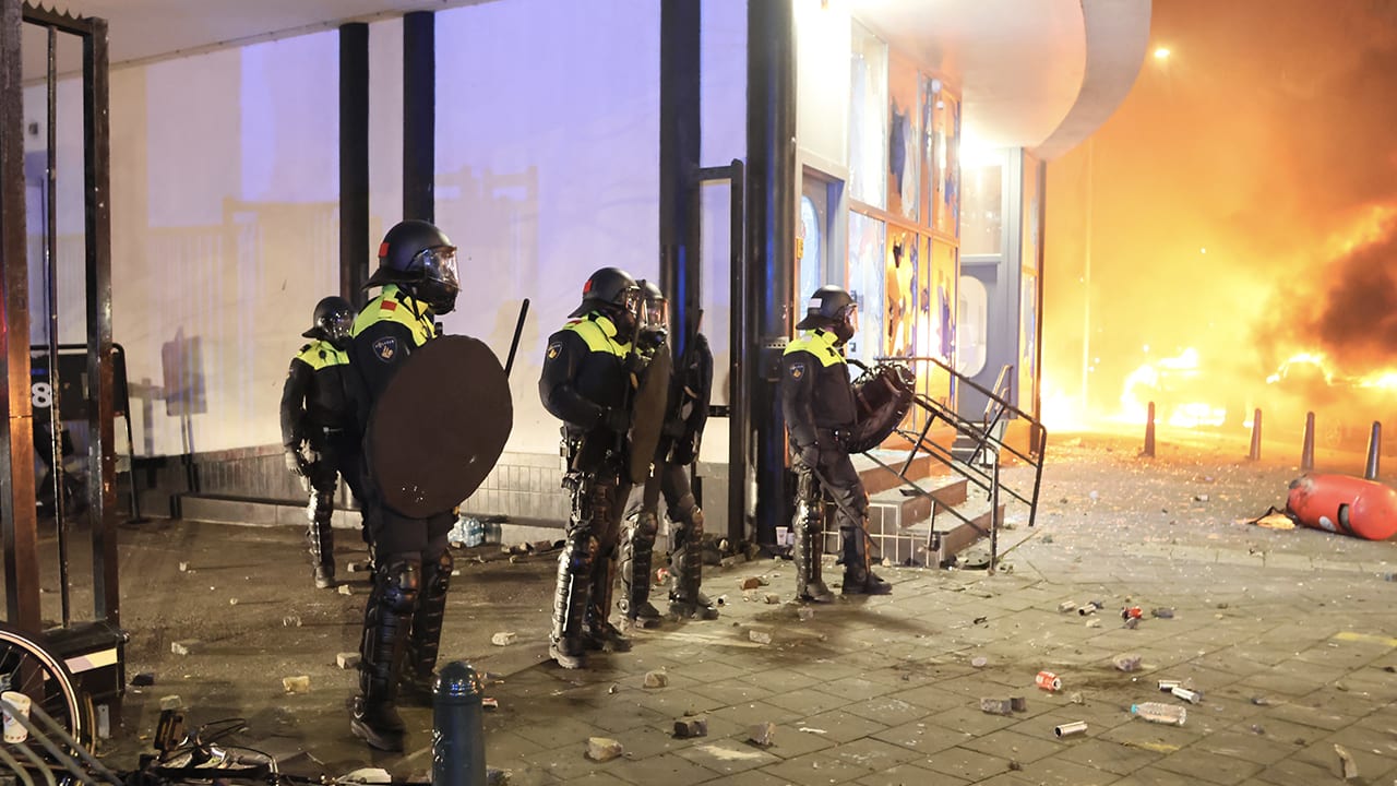 Burgemeester kondigt noodbevel rond zalencentrum af na rellen Eritreeërs in Den Haag