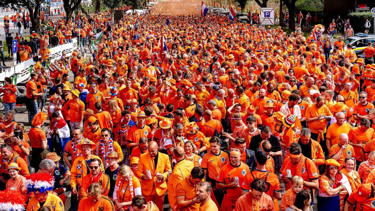 Bier op verschillende plaatsen in Hamburg op door Oranjefans: 'De vaten zijn leeg!'