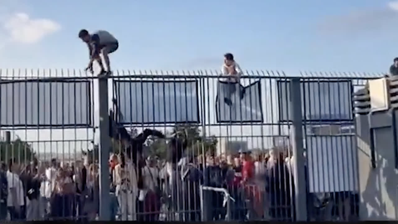 VIDEO: Champions league-finale begint later, fans zonder ticket dringen stadion binnen 