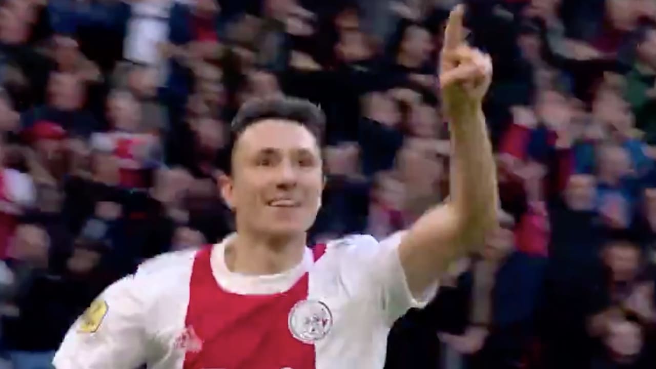 VIDEOGOAL: Berghuis schiet Ajax op voorsprong tegen PSV