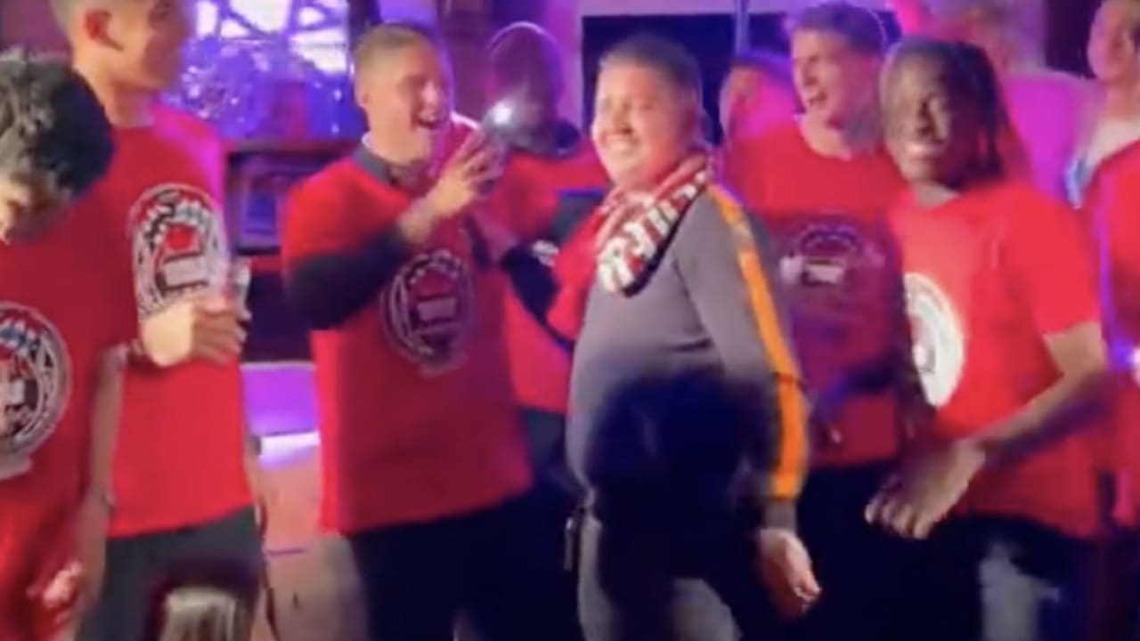 Video: Veerman zingt hit Engelbewaarder met Marco Schuitmaker na bekerwinst PSV