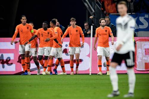 Oranje staat in slotfase op in Gelsenkirchen