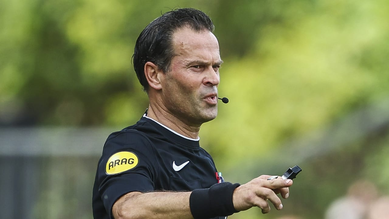 Scheidsrechters gaan in bekertoernooi uitleg aan publiek geven over VAR-beslissingen