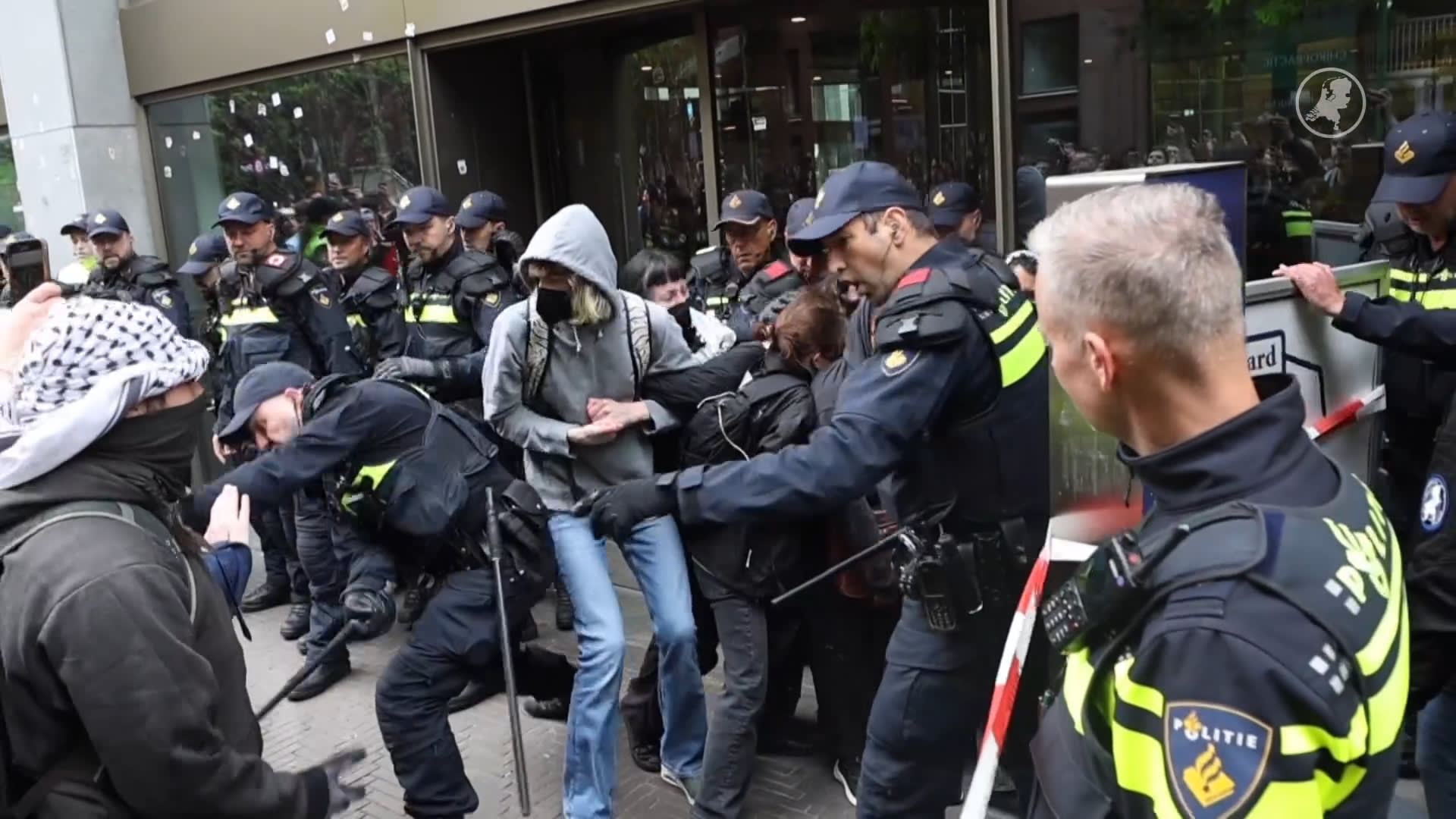 ME grijpt in bij pro-Palestina-demonstratie Leiden University Den Haag