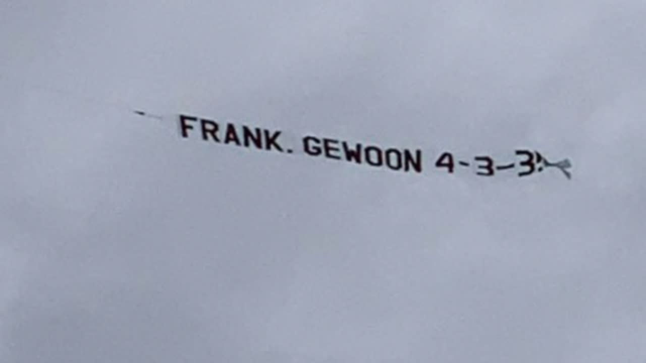Ludieke actie met vliegtuig boven afsluitende training Oranje: 'Frank, gewoon 4-3-3!' 