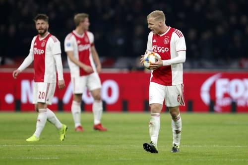 Ajax laat met 4-4 kans op koppositie liggen