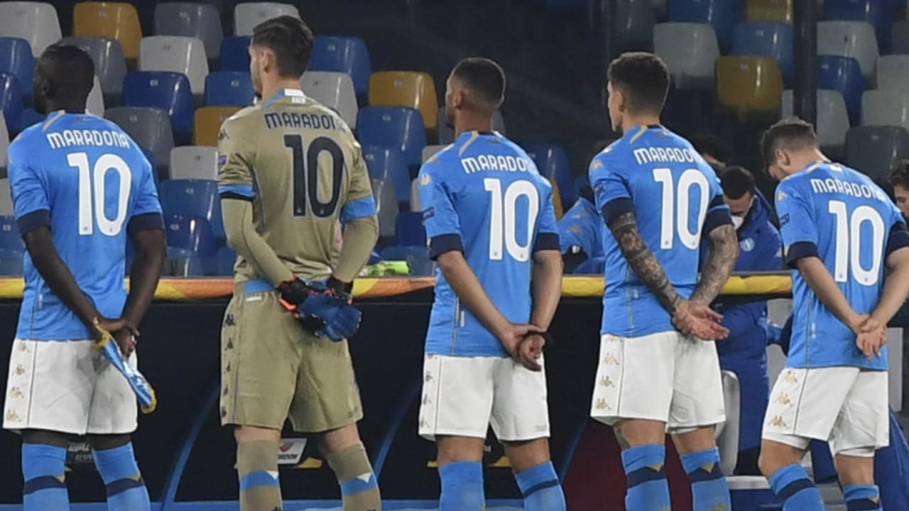 Spelers Napoli het veld op in speciale Maradona-shirts