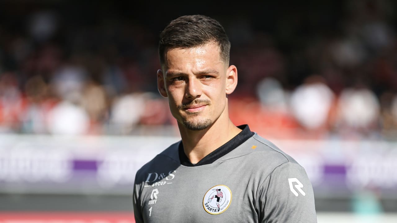 Sparta-doelman Nick Olij bezorgt 11-jarige fan onvergetelijke dag na bedreiging met vuurwapen