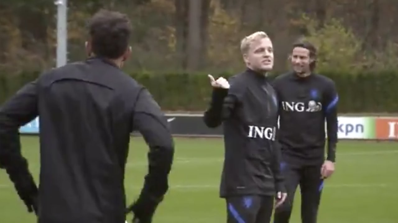 VIDEO - Van de Beek geïrriteerd door smerige panna Gravenberch