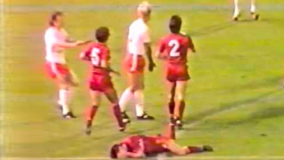 THROWBACK: Wim Kieft krijgt na vier minuten rood tegen België voor slaande beweging (1985)