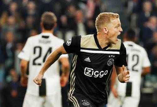 Van de Beek scoort en denkt aan vriend Nouri