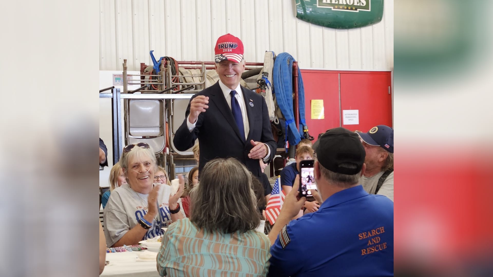 Video: Biden draagt rode Trump-pet bij herdenking 9/11