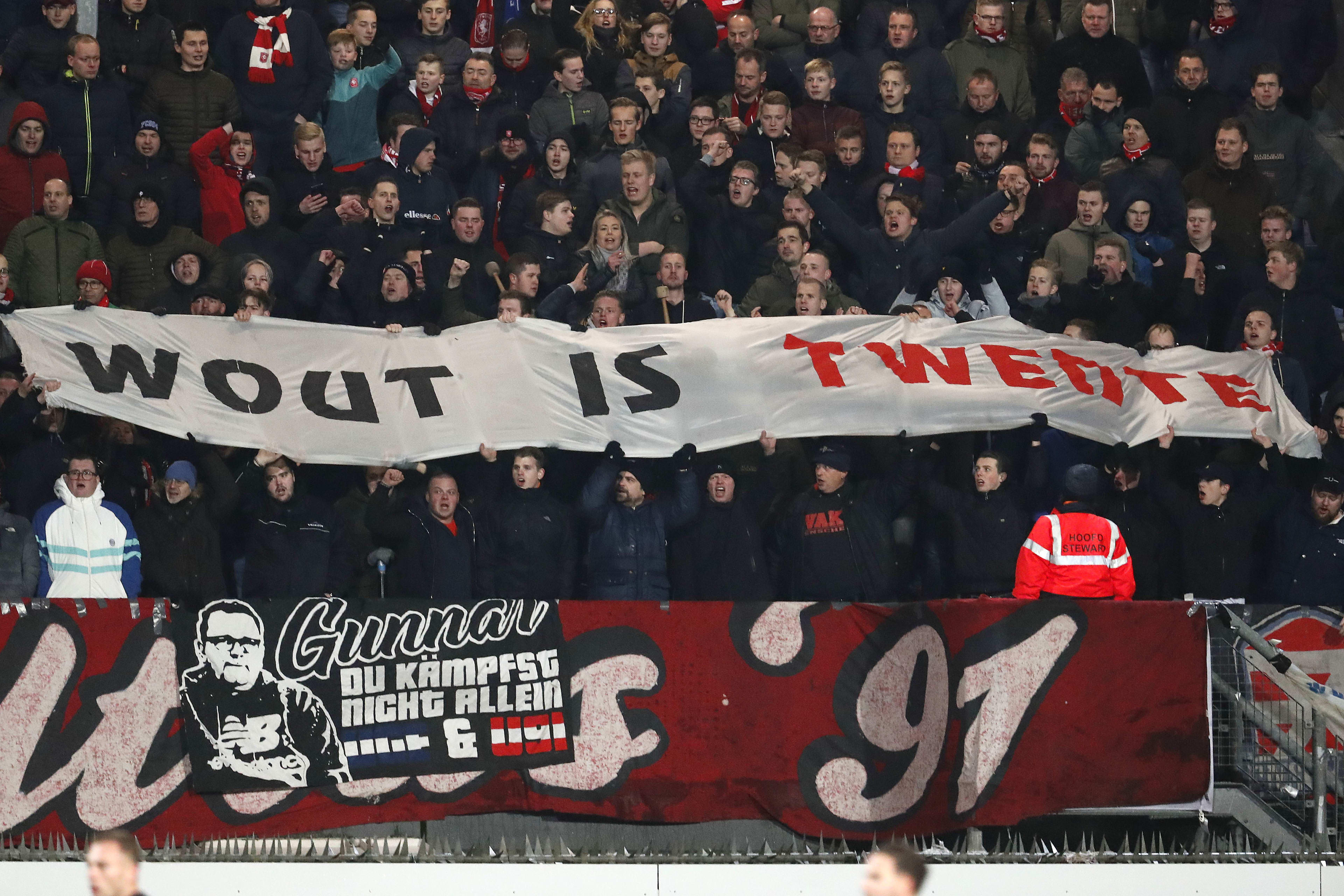 FC Twente-supporters steken Wout Brama hart onder de riem