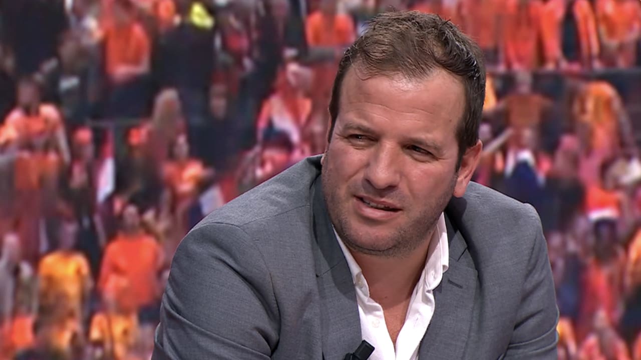 Van der Vaart spreekt verbazing uit over aanwezigheid van tafelgast: ‘Willen jullie spanning?’