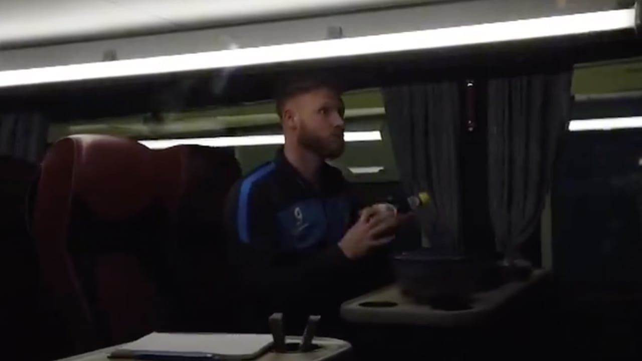 Eindhoven-spits eet vlak voor wedstrijd een pannenkoek in de spelersbus