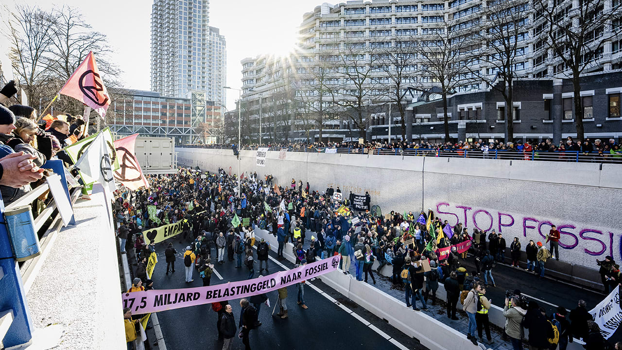 Honderden klimaatactievoerders blokkeren ondanks verbod A12 in Den Haag